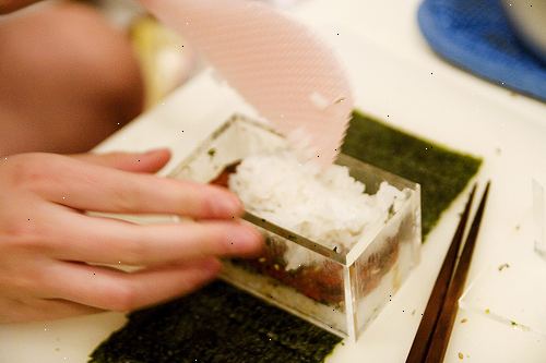 Hur man gör ett spam musubi. Skölj riset i förväg.