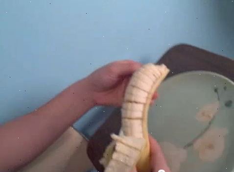 Hur att skiva en banan innan den skalade. Smyg säkra en banan som är redo att äta.