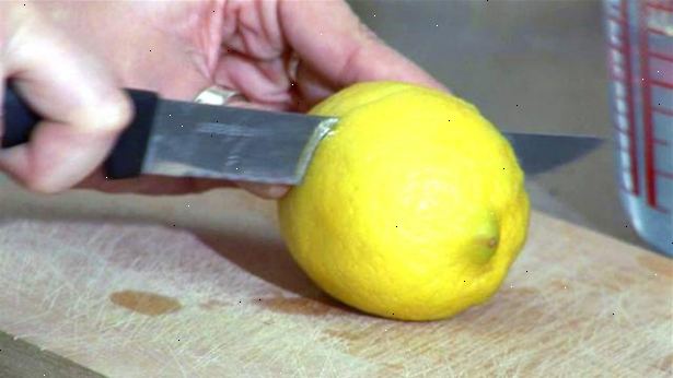 Hur att rengöra en mikrovågsugn med en citron. Blanda citron med vatten.