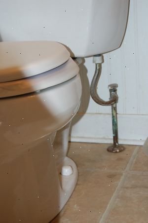Hur att stänga av vattentillförseln till en toalett. Leta efter en kran / kran på röret som leder till din toalett cistern / tank.