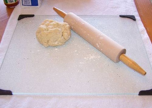 Hur man gör empanadas. Blanda det siktade mjöl och salt i en stor skål.