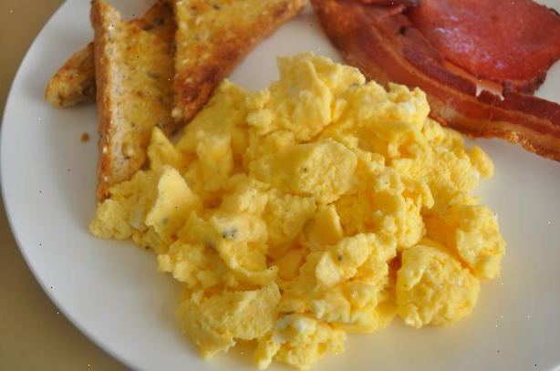 Hur scramble ägg i en mikrovågsugn. Spraya eller smörj en mikrovågsugn skål med matlagning spray eller smör.