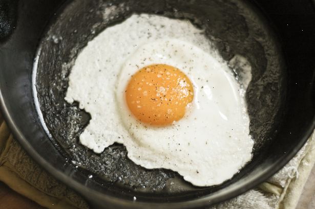 Hur att steka ett ägg. Placera en kastrull på en jämn brännare och börja med en brännare temperatur strax under medelvärme.