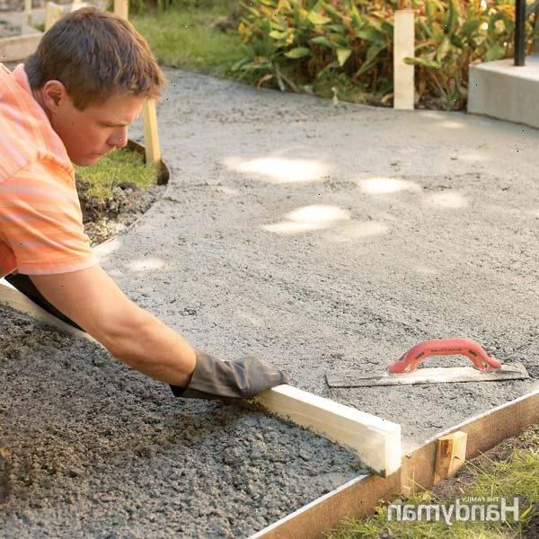 Hur man bygger formulär för en böjd konkret trottoar. Skär bort sod med en torvskäraren, sedan gräva ut resten av trottoaren vägen till ett djup av 6 tum (15 cm).