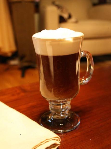 Hur man gör irish coffee. Häll ett mått på den i glaset.