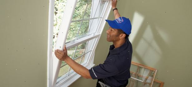 Hur man installerar vinyl byta fönster. Avlägsna försiktigt insidan trim, lister, och / eller slutar med bred mejsel, och spara för senare bruk.