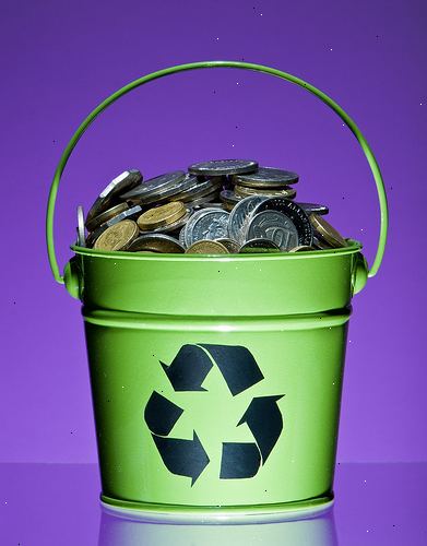 Hur får pengar för återvinning. Se till att spara alla flaskor du använder som kan säljas vidare.