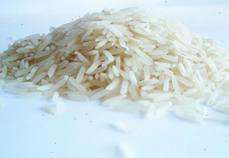 Hur man gör kokt ris. Tänk på att mätningen att göra kokt ris är "en del ris, två delar flytande".