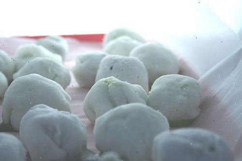 Hur man gör grädde mochi is. Låt sitta glass i rumstemperatur i ett par minuter eller tills den blir mjuk.