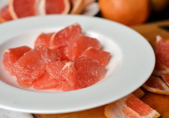 Hur man skär en grapefrukt. Skydda disken med en bred plåt eller skärbräda.