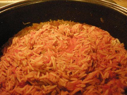 Hur man gör spanska ris. Montera ingredienserna och värm oljan i en het stekpanna.