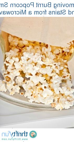 Hur får man bränt popcorn lukt av mikrovågssystem. Ta en ny svamp och en liten hink med vatten.