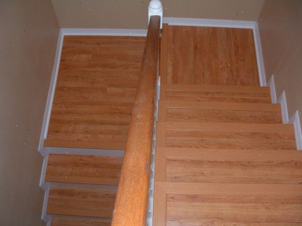 Hur installerar laminatgolv på trappan. Klipp ditt laminatgolv att mäta, med tanke på att du inte kommer att behöva lämna en expansion omkrets.