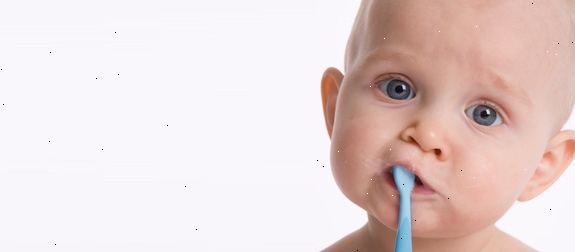 Hur att lugna ett barnsjukdomar bebis. Kom ihåg att du inte vet ditt barn är barnsjukdomar tills själva tanden dyker igenom, så inte automatiskt anta något rop är barnsjukdomar och snabbt ta till medicin.