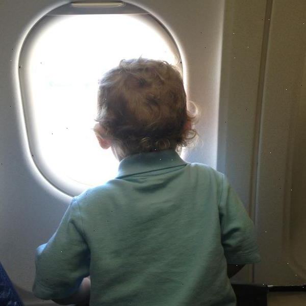 Hur att resa med flyg med ett spädbarn eller småbarn. Känn dig inte tvungen att köpa en plats för ditt barn.
