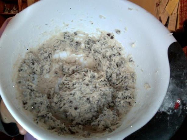 Hur man gör ätbara kakdeg. Lägg smöret i en stor matlagning skål och tillsätt sockret.