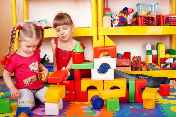 Hur man väljer leksaker för autistiska barn. Leta efter leksaker som stimulerar deras sinnen.