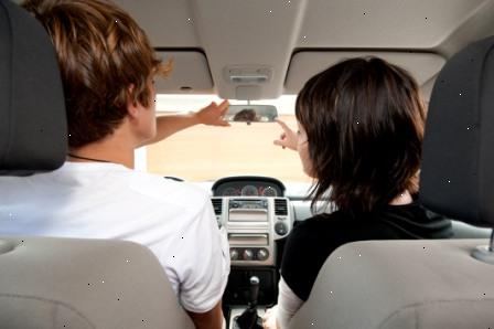 Hur du lär någon hur man kör. Hjälp din elev föraren att få hans eller hennes körkortstillstånd eller tillfällig licens.