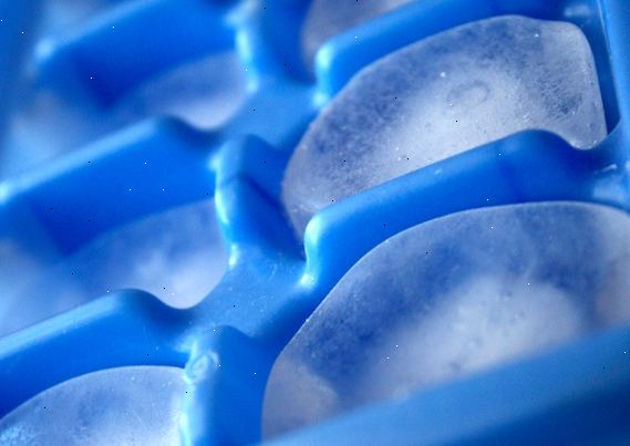 Hur tar man bort tuggummi från mattor (isbit metoden). Fyll en islådan med vatten och lägg den i frysen ett par timmar.