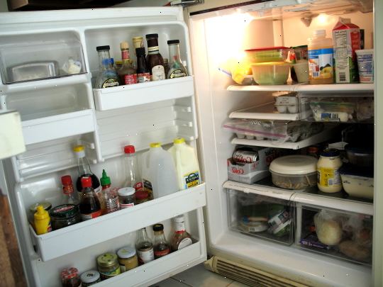 Hur ordna kylskåpshyllor. Ta ut allt ur kylskåpet.
