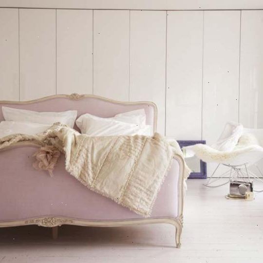 Hur djupt rengöra och organisera ditt rum. Ta allt av din säng, med undantag för madrass.