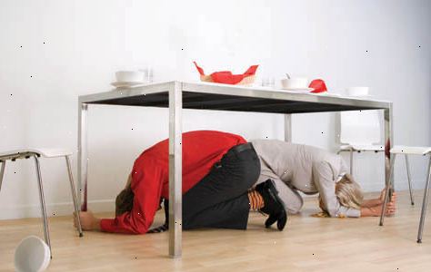 Hur man reagerar under en jordbävning. Ta skydd genom att få under ett stadigt bord eller annan möbel, och hålla på tills de skakar stannar.