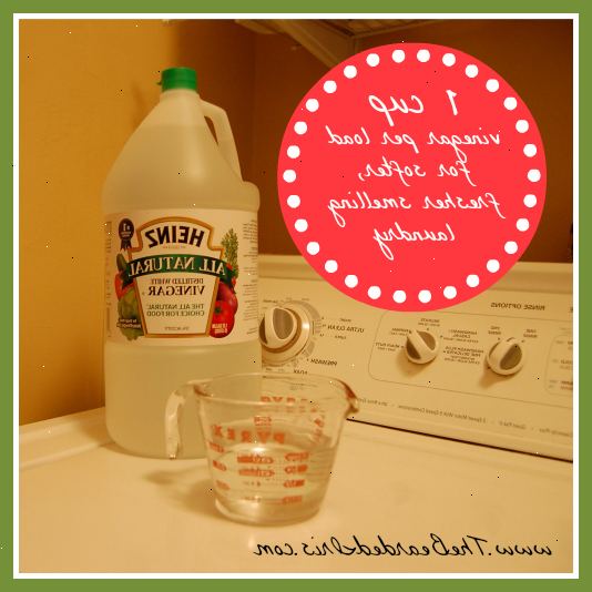 Hur man lägger ättika till tvättstuga. Använd vit destillerat ättika som ett naturligt blekmedel.