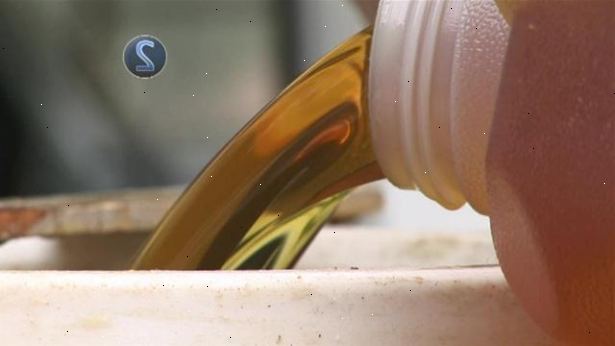 Hur förbereda använd matolja för biodiesel. Vidta lämpliga försiktighetsåtgärder.