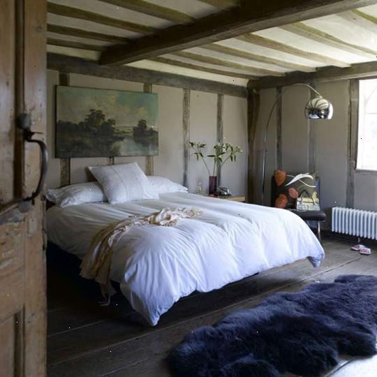 Hur du gör ditt sovrum ser mysigt. Lägg en skön säng med lakan som matchar din färg.