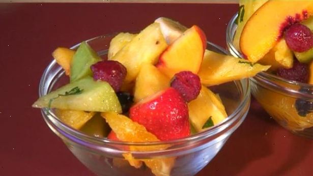 Hur man gör fruktsallad. Tvätta alla dina frukter.