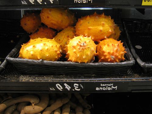 Hur man äter en kiwano (behornade melon). Välj ett kiwano som är fullt mogna.