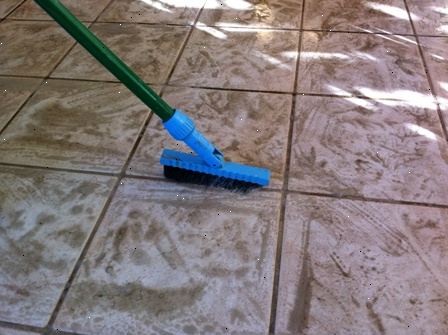 Hur att rengöra kakel golv. Sopa eller dammsug golvet varje dag.