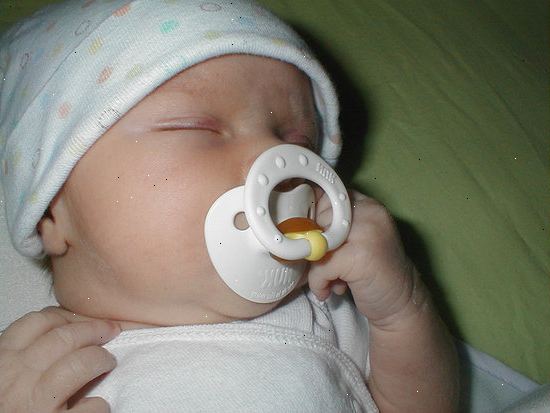Hur får man en bebis att ta en napp istället för tummen suger. Långsamt införa en napp för att se hur ditt barn reagerar.