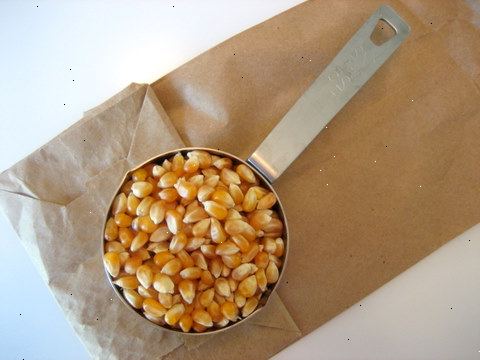 Hur man gör popcorn. Köp några bruna papperspåsar (lunch påsar), men se till att förpackningen är märkt som mikrovågsugn.