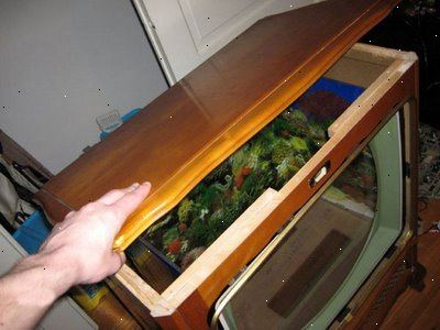 Hur konvertera en gammal TV till ett akvarium. Öppna trä tv-konsolen.