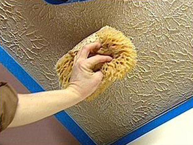 Hur svamp måla ett tak. Måla bakgrundsfärgen på i ett jämnt lager.