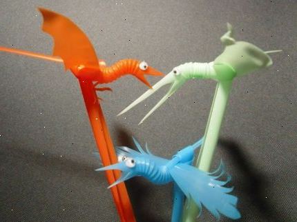 Hur man gör en fågel ur en plastsugrör. Skär den korta biten öppen.
