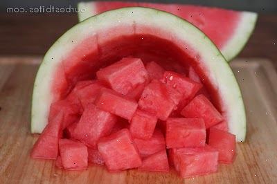 Hur man skär en vattenmelon. Tvätta skalet på en vattenmelon med vanlig tvål eller med en frukt tvätt.