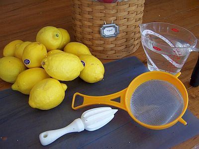 Hur man gör saft. Ta och pressa 3 citroner i 1/2 kopp citronsaft.