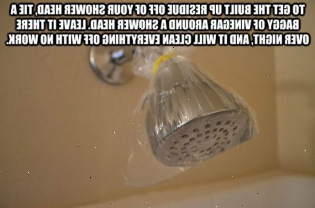 Hur att rengöra dusch med ättika. Kontrollera showerhead efter mineralfyndigheter uppbyggande.