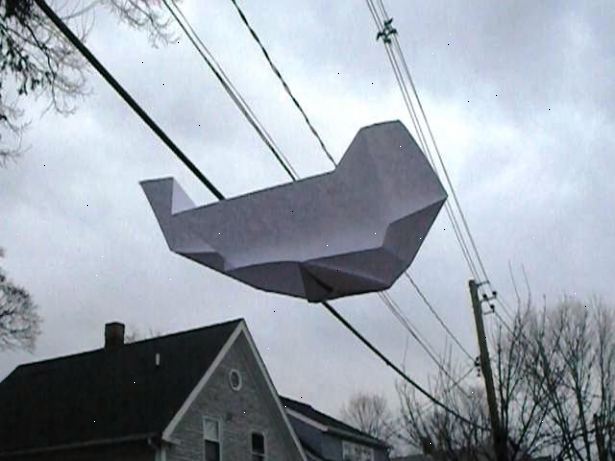 Hur man gör en flaxande pappersflygplan. Börja med ett papper - 8 0,5 x11 inches (eller A4) fungerar bra.