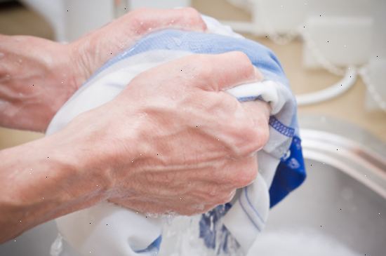 Hur att tvätta kläder för hand. Förändring i kläder du inte har något emot att få såpvatten på, och bär ett förkläde.