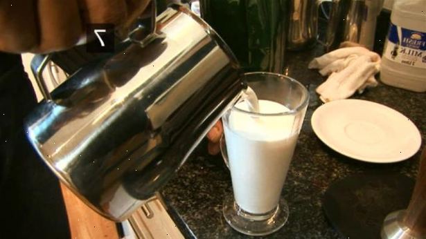 Hur man gör en latte. Värm koppen du ska kunna hälla latte in.