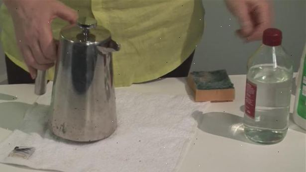 Hur man rengör en kaffebryggare. Gör en blandning av 1 del ättika till 2 delar vatten - tillräckligt för att fylla på potten.