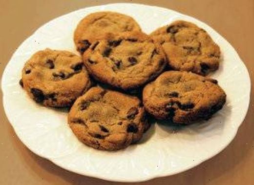 Hur man gör chocolate chip cookies. I en medelstor skål, kombinera mjöl, salt och bakpulver.