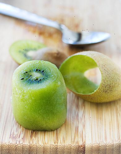 Hur man skära en kiwi. Skär ett riktigt nya fräscha kiwifrukt enligt följande.