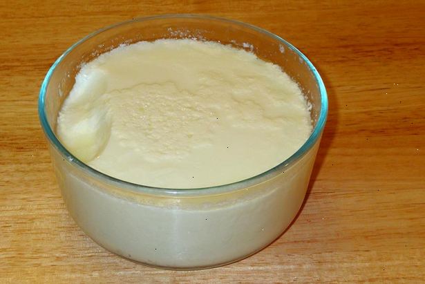Hur man gör yoghurt. Värm mjölken till 185 º F (85 º C).