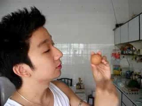 Hur blåsa skalet från en hårdkokt ägg