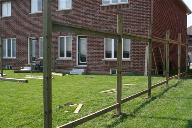 Hur man bygger en trä staket. Lägg ut en linje där stängslet ska installeras.