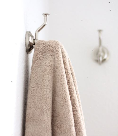 Hur tar man bort mögel lukt från handdukar. Lämna in brickan och tvätta samma belastning igen precis som vanligt med tvätt tvål eller bakpulver.